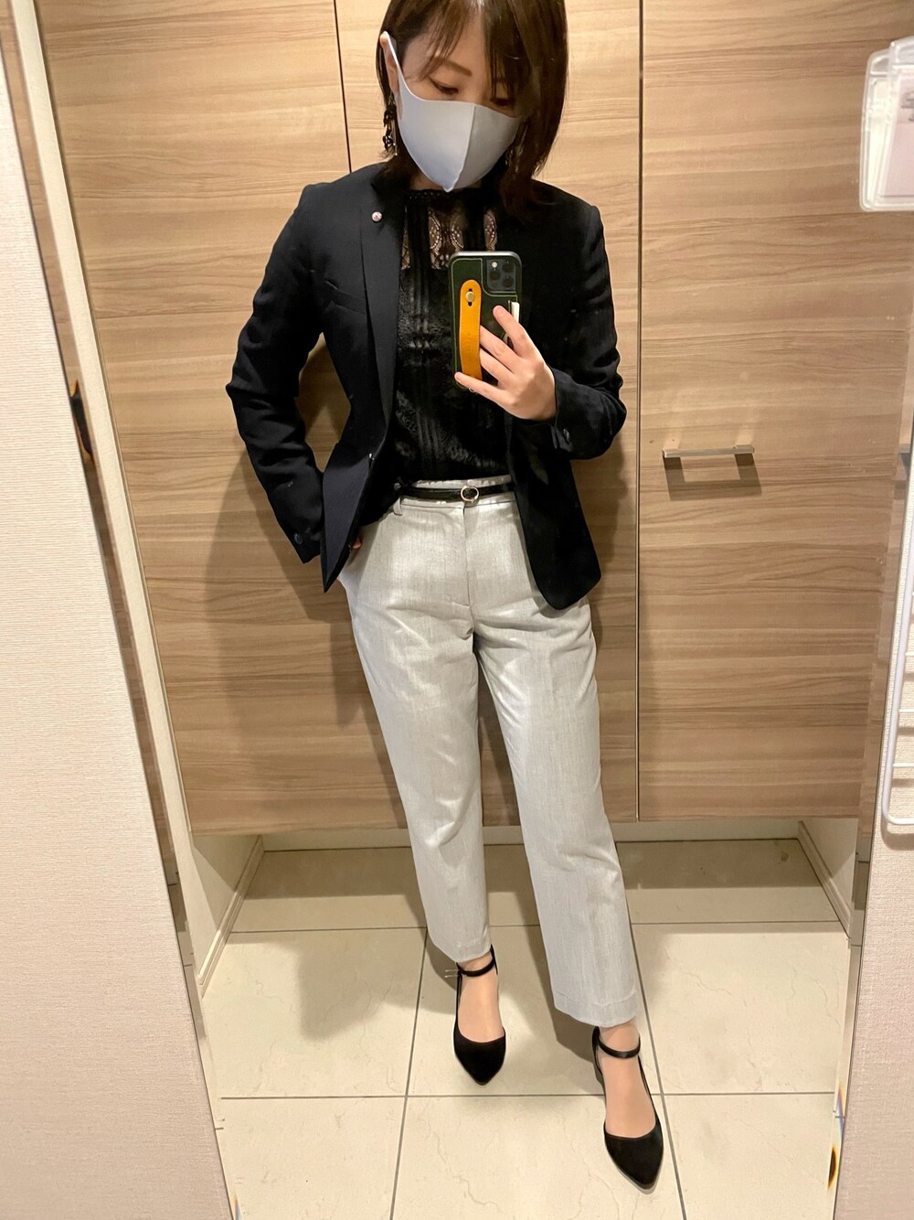 「オフィスカジュアル、オフィススタイル、レーストップス、UNIQLO、シンプルコーデ、キレイめ」｜「UNIQLOのEZYアンクルパンツ（ウールライク・丈標準66～68cm）（その他パンツ、グレー系）」を使った、UFOさん（レディース・156cm）の春コーディネートの1枚目の写真