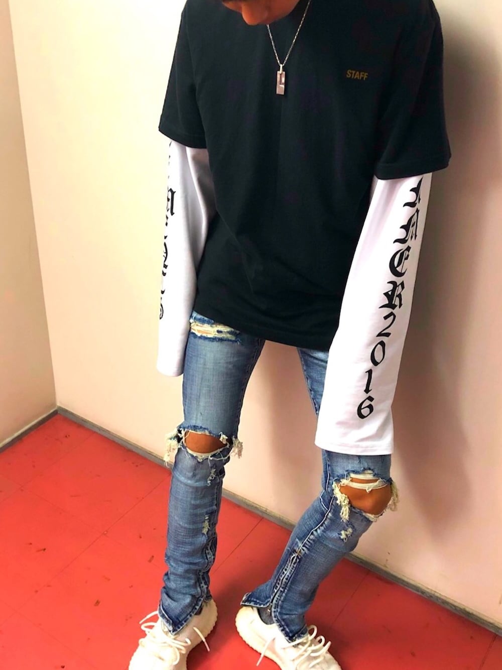 「vetements、vetements ロンT、GUCCI、yeezyboost350V2、yeezy、STAFF TEE、ストリート、outfit、fear of god、高校生」｜「GUCCIのアイテム（ネックレス、シルバー系）」を使った、TATSUK¥↛iさん（メンズ・172cm）の秋コーディネートの1枚目の写真
