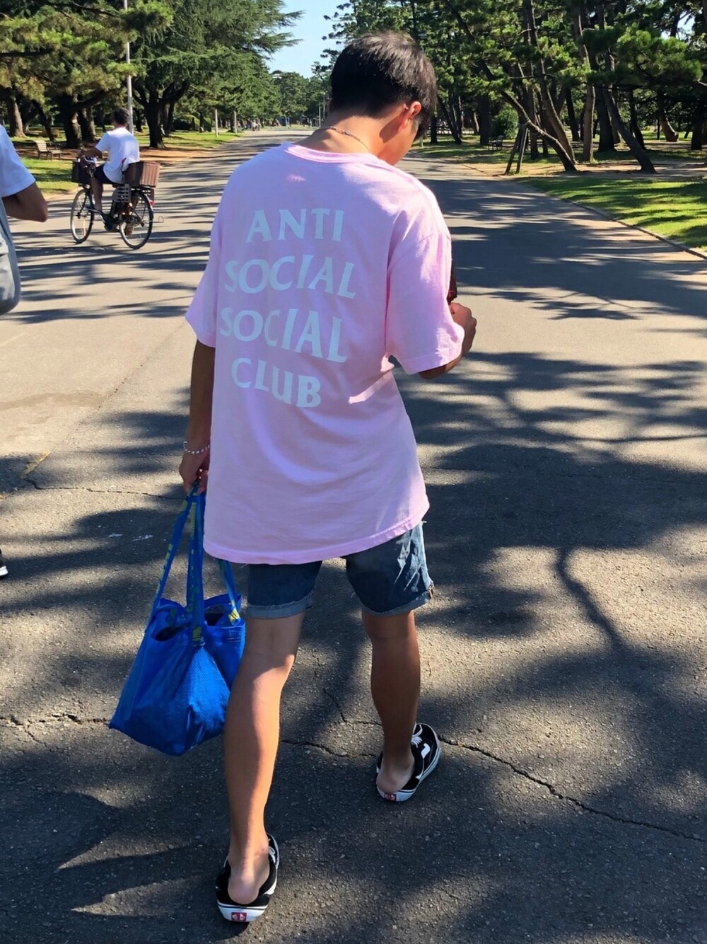 「antisocialsocialclub、IKEA、GUCCI、tiffany&co、高校生、夏コーデ、oldskool、短パン、ootd、ストリート」｜「ANTI SOCIAL SOCIAL CLUBのアイテム（Tシャツ/カットソー、ピンク系）」を使った、TATSUK¥↛iさん（メンズ・172cm）の夏コーディネートの1枚目の写真