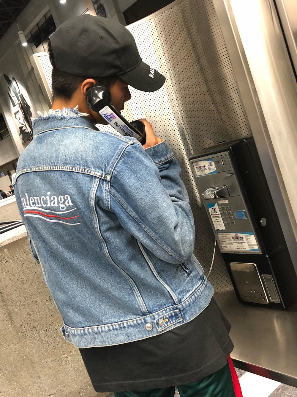 「BALENCIAGA、vetements、BALENCIAGA キャップ、GUCCI、デニムジャケット、ジージャン、高校生、ストリート、ハワイ、hawaii」｜「BALENCIAGAのアイテム（デニムジャケット、ブルー系）」を使った、TATSUK¥↛iさん（メンズ・172cm）の夏コーディネートの1枚目の写真