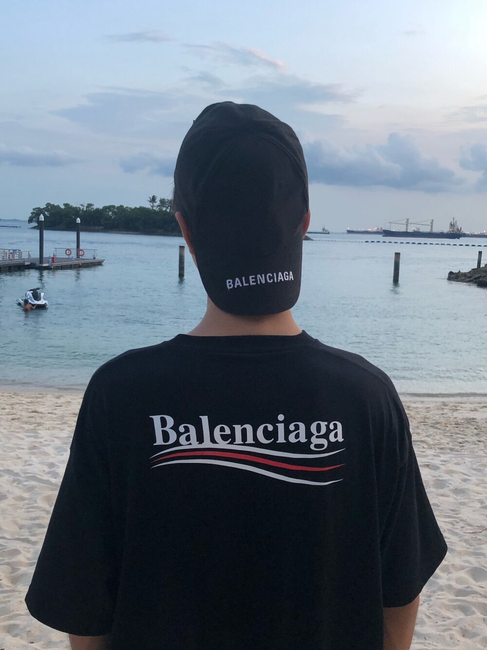 「おしゃれさんと繋がりたい、ootd、いいね、save、フォローお願いします🤑、BALENCIAGA、BALENCIAGA キャップ、高校生、海」｜「BALENCIAGAのアイテム（キャップ、ブラック系）」を使った、TATSUK¥↛iさん（メンズ・172cm）の秋コーディネートの1枚目の写真
