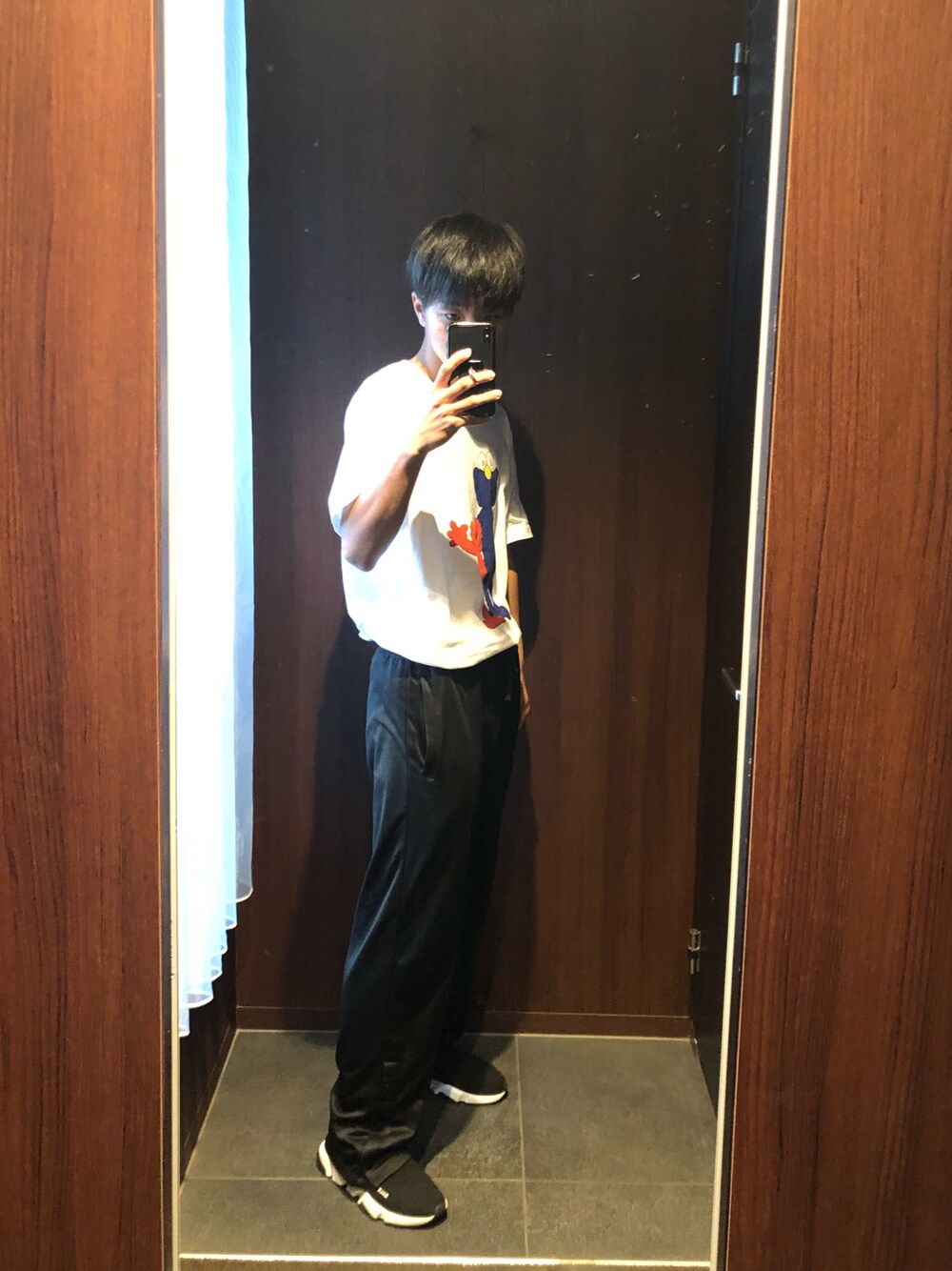 「フォローミー、いいね、save、フォローお願いします🤑、おしゃれさんと繋がりたい、高校生、BALENCIAGA、スピードトレーナー、UNIQLO、kaws」｜「UNIQLOのアイテム（Tシャツ/カットソー、ホワイト系）」を使った、TATSUK¥↛iさん（メンズ・172cm）の秋コーディネートの1枚目の写真