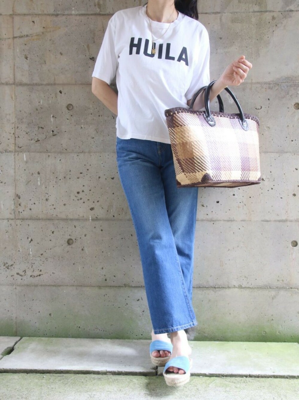 ホワイト系のTシャツ/カットソーを着用したレディースの夏コーディネートの1枚目の写真