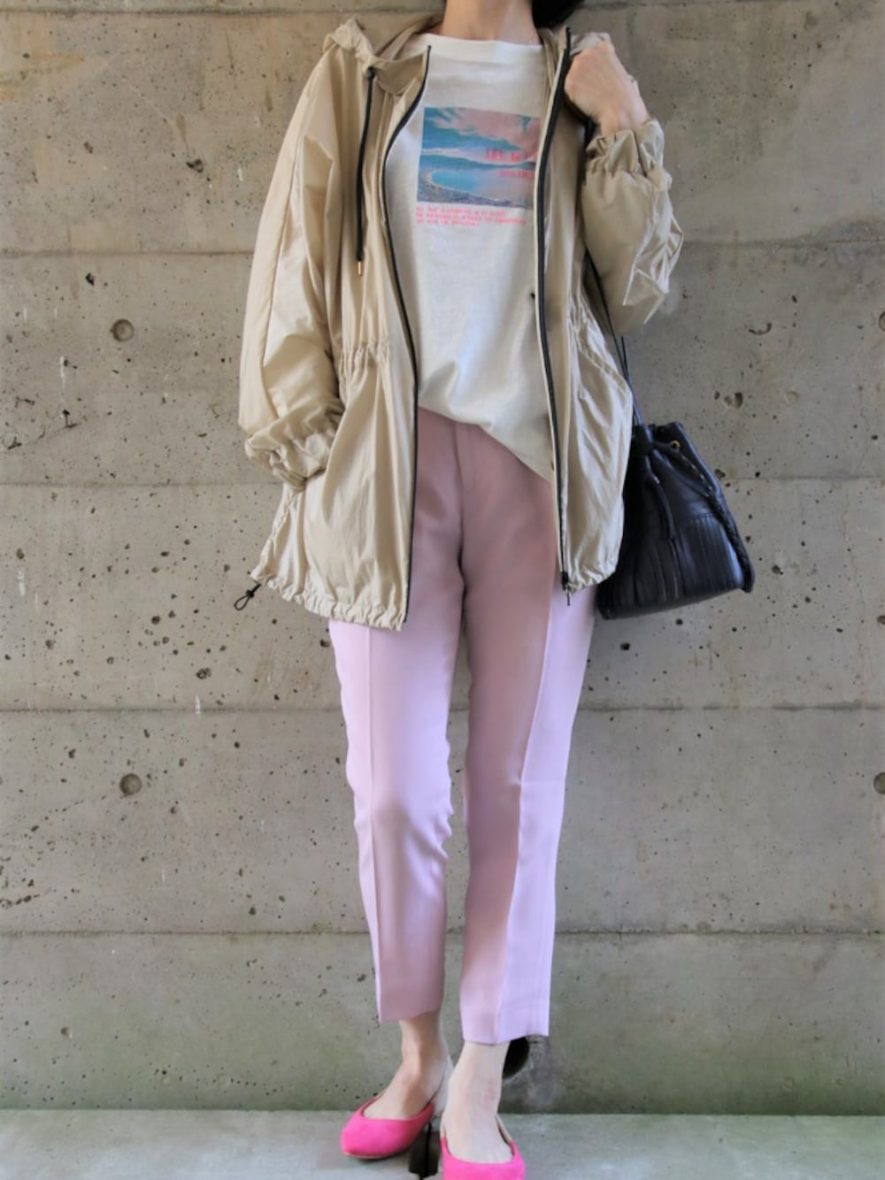 ピンク系のその他パンツ、ホワイト系のTシャツ/カットソー、ベージュ系のブルゾンを着用したレディースの春コーディネートの1枚目の写真