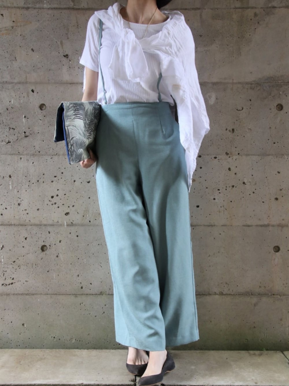 「大人カジュアル、リネンシャツ、サロペット、春コーデ、ママコーデ、古着、Fitting Log」｜「OPAQUE.CLIPのアイテム（サロペット/オーバーオール、グリーン系）」を使った、kotetuさん（レディース・162cm）の春コーディネートの1枚目の写真