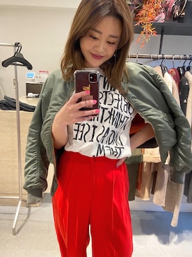 「red」｜「アイテム（スラックス）」を使った、Miho Iwataさん（レディース・168cm）の冬コーディネート