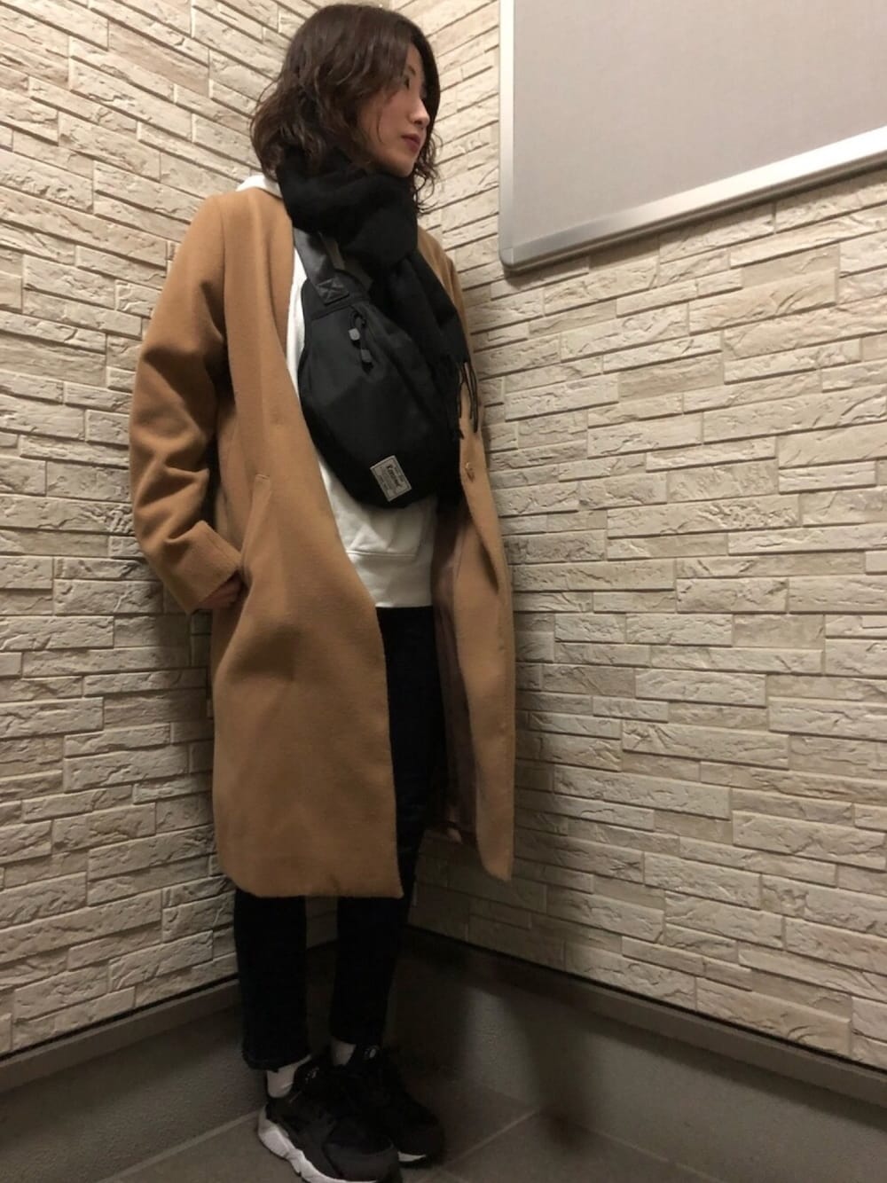 「大人カジュアル、スニーカー、デニムパンツ、UNIQLO、シンプル、チェスターコート、GU、マフラー」｜「Renameのアイテム（ショルダーバッグ、ブラック系）」を使った、y☺︎uさん（レディース・157cm）の冬コーディネートの1枚目の写真