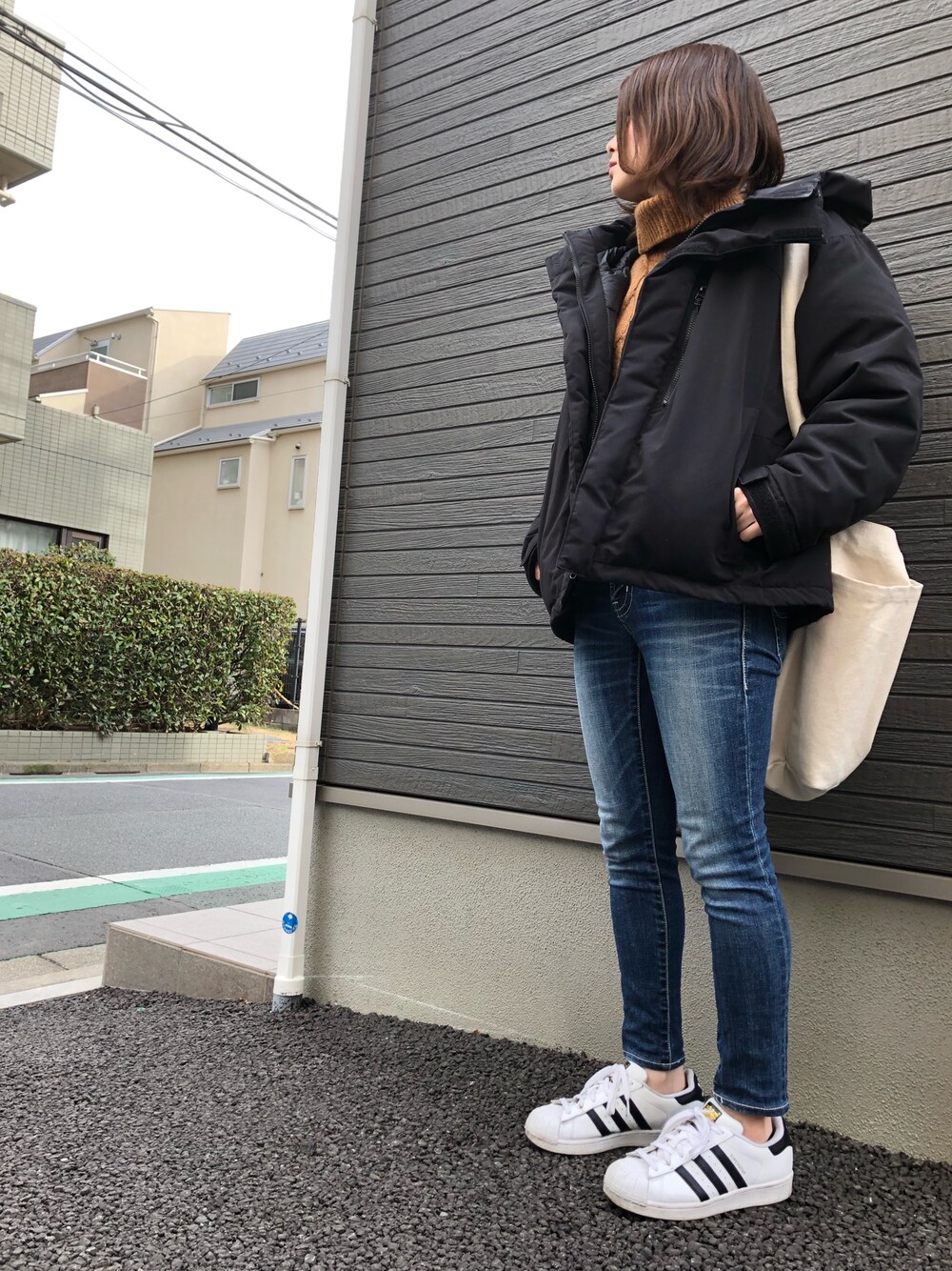 「休日スタイル、お洒落さんとつながりたい、いいね、save、フォローお願いします🤑、ショートヘア、ダウンジャケット、スーパースター」｜「MOUSSYのアイテム（パンツ、ブルー系）」を使った、y☺︎uさん（レディース・157cm）の冬コーディネートの1枚目の写真