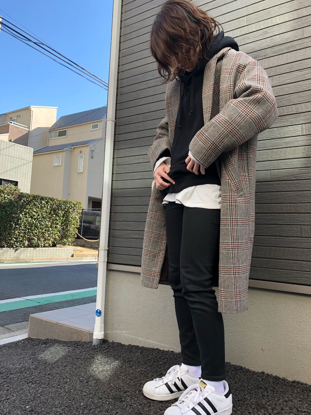 「シンプル、オトナカジュアル、冬コーデ、おしゃれさんと繋がりたい、いいね、save、フォローお願いします🤑、パーカー、チョコ色に染まれ、モノトーン派？カラーコーデ派？」｜「AMERICAN HOLICのチェックドロップショルダーコート（ダウンジャケット/コート、その他）」を使った、y☺︎uさん（レディース・157cm）の冬コーディネートの1枚目の写真