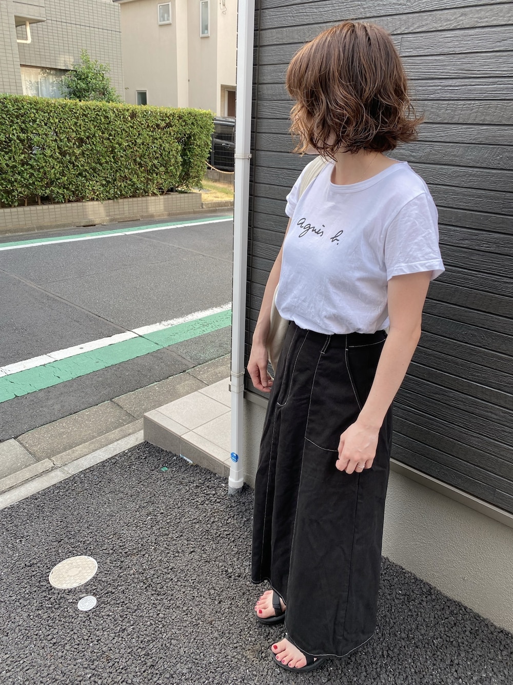 「シンプルコーデ、カジュアルコーデ、今日のコーデ、カジュアル、トートバッグ、モノトーン、アニエスベー、テバ、ロングスカート、白Tシャツ」｜「PAGEBOYのアイテム（スカート、ブラック系）」を使った、y☺︎uさん（レディース・157cm）の夏コーディネートの1枚目の写真