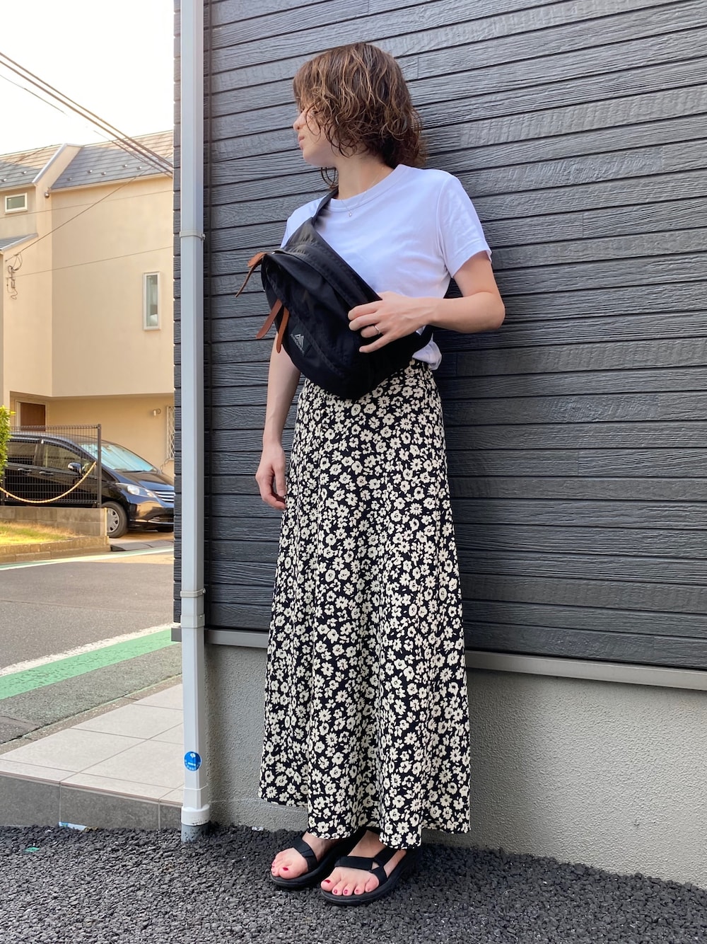 「プチプラコーデ、プチプラ、シンプル、カジュアル、白Tシャツ、花柄スカート、ラクチンコーデ、夏コーデ、UNIQLO、LOWRYS FARM」｜「LOWRYS FARMのハナクルミボタンＡラインスカート　828989（スカート、ブラック系）」を使った、y☺︎uさん（レディース・157cm）の夏コーディネートの1枚目の写真