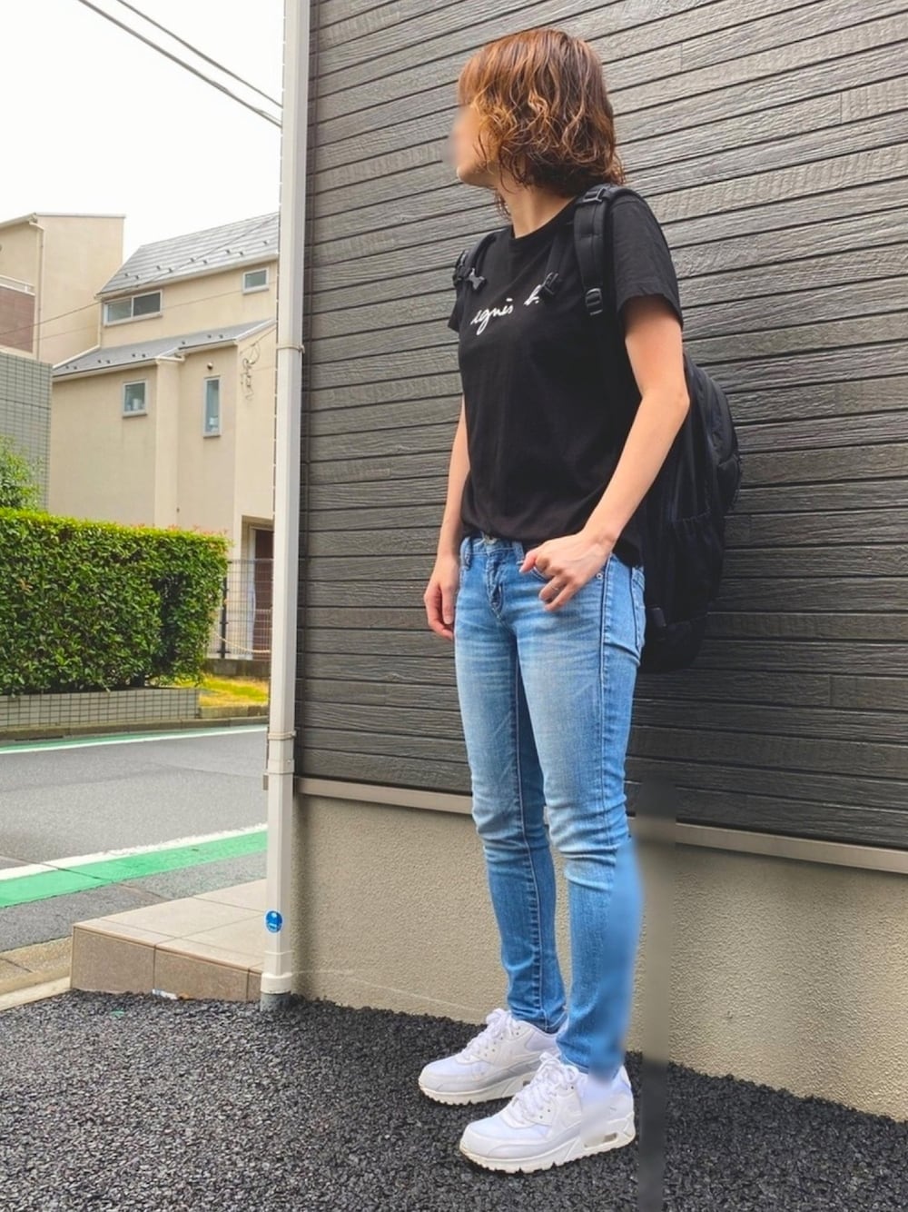 「シンプル、カジュアル、アークテリクス、黒リュック、エアマックス、白スニーカー、アニエスベー、黒Tシャツ、マウジー、デニム」｜「MOUSSYのMVS SKINNY（デニムパンツ、ブルー系）」を使った、y☺︎uさん（レディース・157cm）の秋コーディネートの1枚目の写真