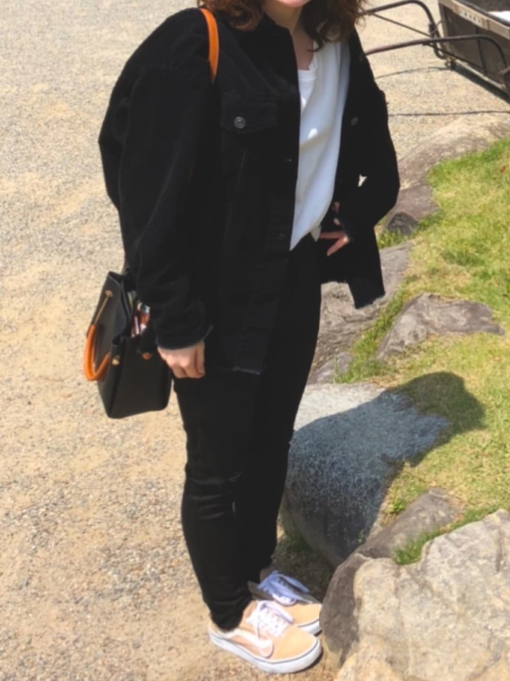 「カジュアル、シンプル、黒コーデ、白Tシャツ、黒スキニー、マウジー、バンズ、UNIQLO、秋コーデ、オールブラック」｜「VANSのVANS ヴァンズ OLD SKOOL DX オールドスクール DX CALM V36CL+ CALM  GINGER（スニーカー、ベージュ系）」を使った、y☺︎uさん（レディース・157cm）の夏コーディネートの1枚目の写真