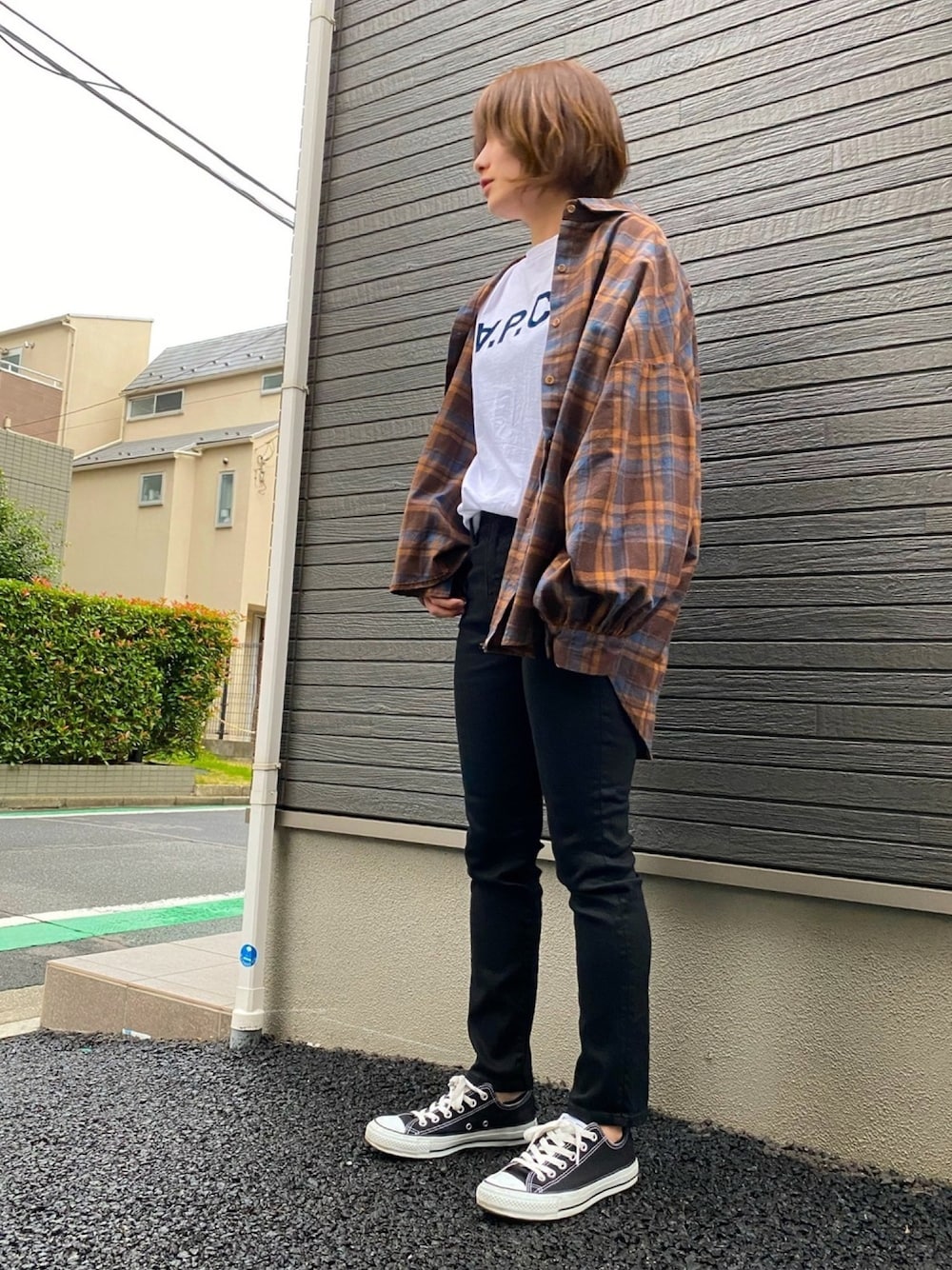 「秋服準備はじめました、シンプル、カジュアル、アーペーセー、白Tシャツ、マウジー、黒スキニー、ちょこみー、チェックシャツ、オールスター」｜「A.P.C.のT-SHIRTS VPC　JPS（Tシャツ/カットソー、ホワイト系）」を使った、y☺︎uさん（レディース・157cm）の秋コーディネートの1枚目の写真