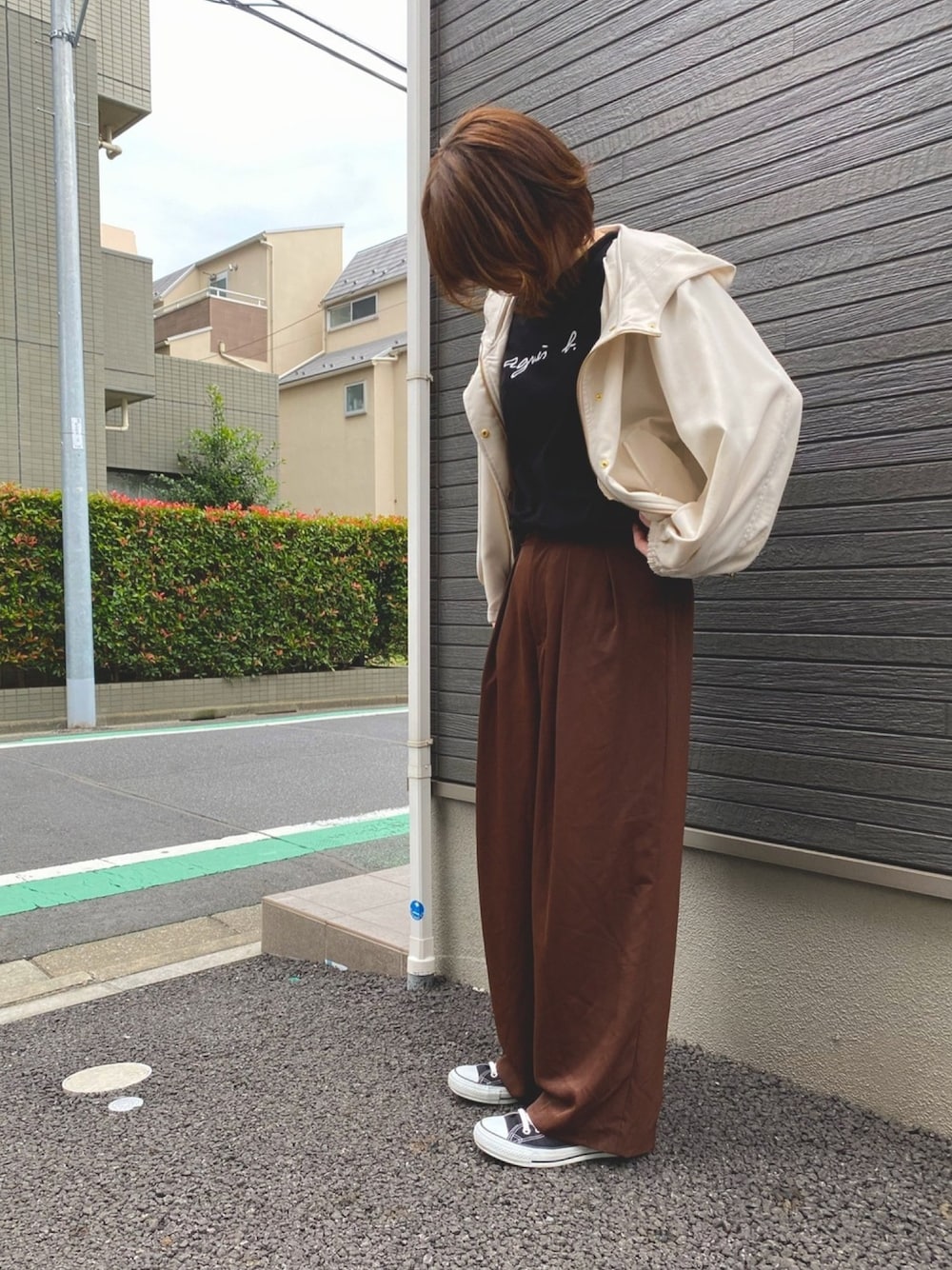 「秋のマイ旬スタイル、シンプル、カジュアル、アニエスベー、黒Tシャツ、マジェスティックレゴン、白アウター、ブラウンパンツ、コンバース、秋のカフェオレコーデ」｜「chocomeeのセンタープレスパンツ（スラックス、ブラウン系）」を使った、y☺︎uさん（レディース・157cm）の秋コーディネートの1枚目の写真