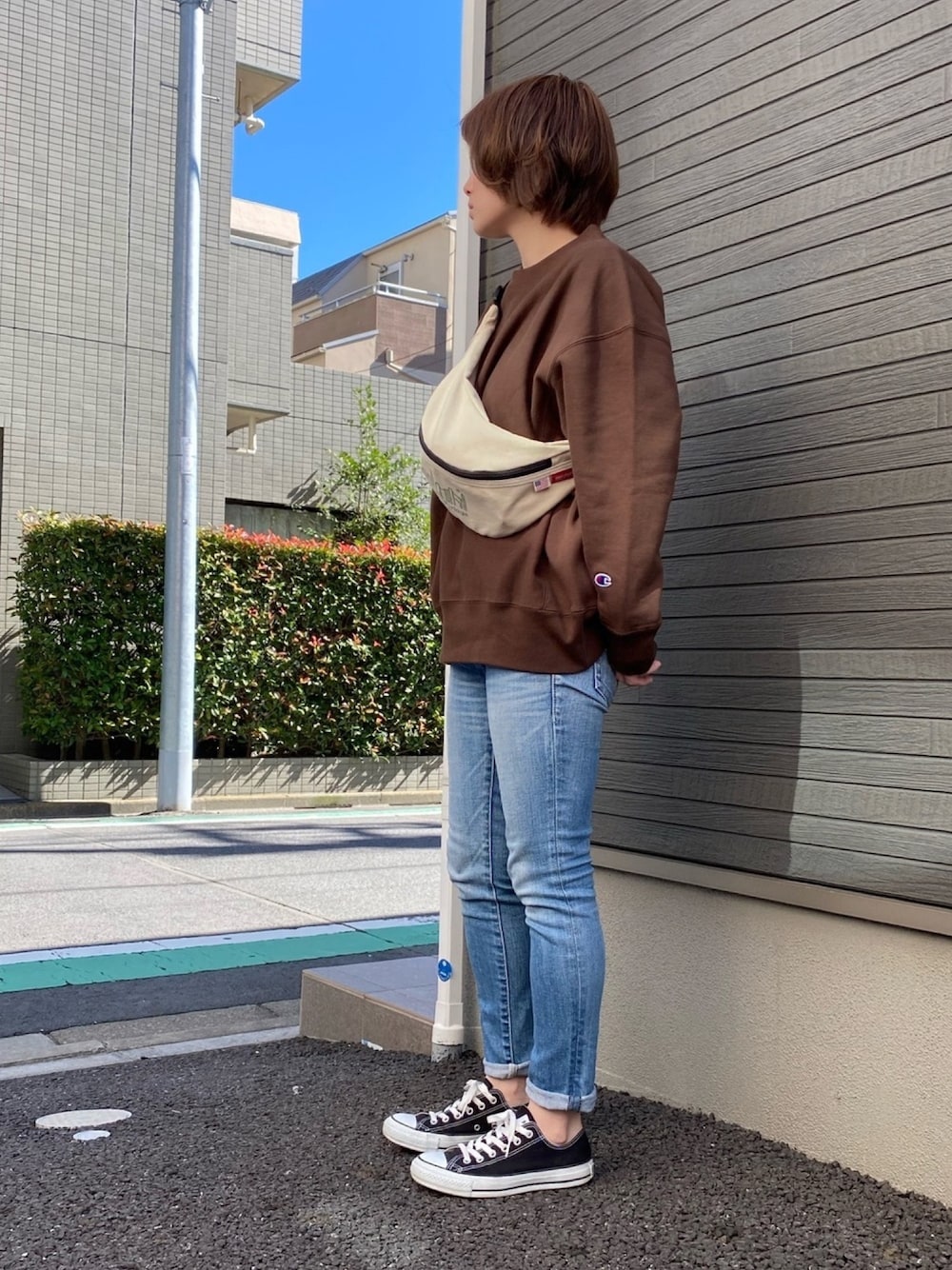 「シンプル、カジュアル、秋冬コーデ、チャンピオン、スウェット、マウジー、黒スニーカー、ブラウン、マンハッタンポーテージ、コンバース オールスター」｜「CONVERSEのconverse（コンバース） ALL STAR OX（オールスターOX）（スニーカー、ブラック系）」を使った、y☺︎uさん（レディース・157cm）の秋コーディネートの1枚目の写真
