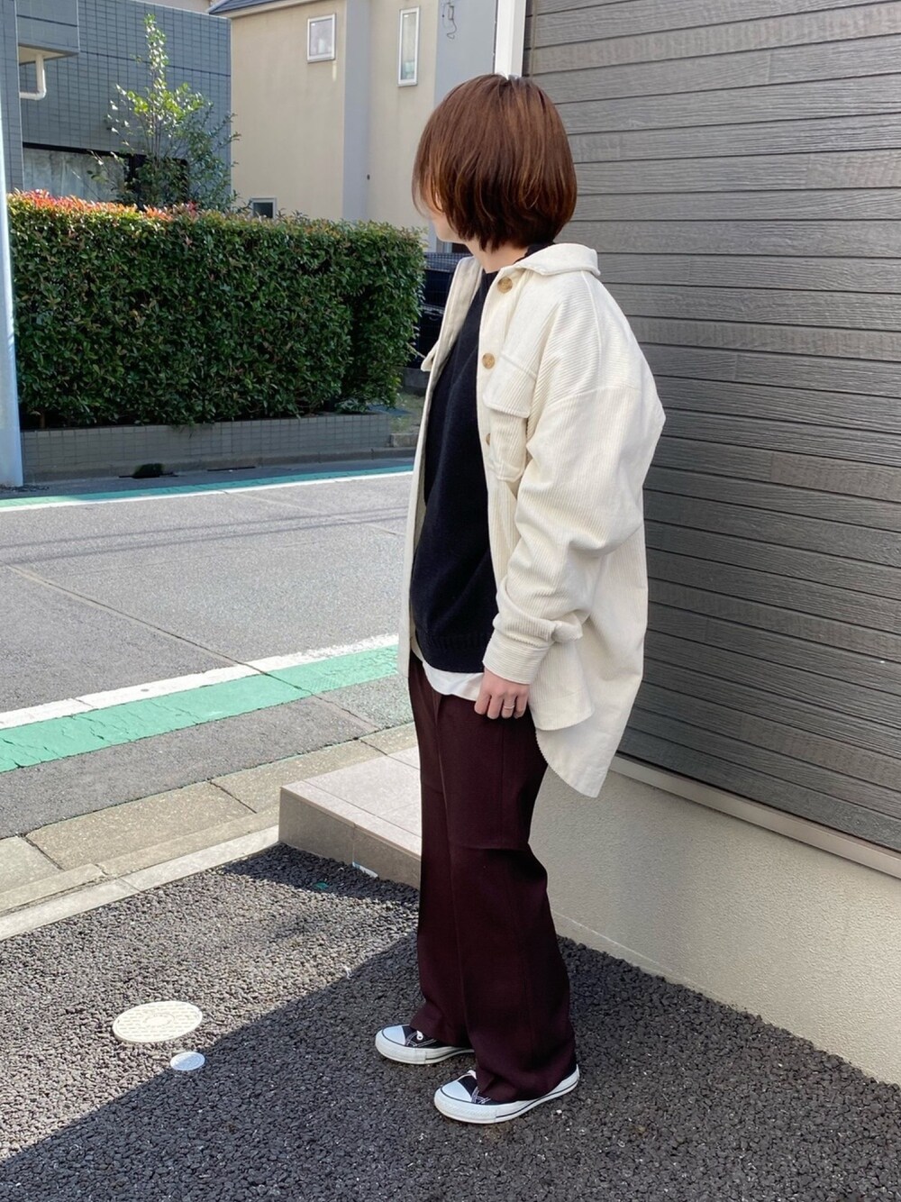「シンプル、カジュアル、ViS、ローリーズファーム(LOWRYS FARM)、ユニクロ、オールスター、コーデュロイジャケット、黒ニット、あずき色、白ジャケット」｜「LOWRYS FARMのＬＡＮＡＴＥＣフレアパンツ　888400（その他パンツ、パープル系）」を使った、y☺︎uさん（レディース・157cm）の秋コーディネートの1枚目の写真