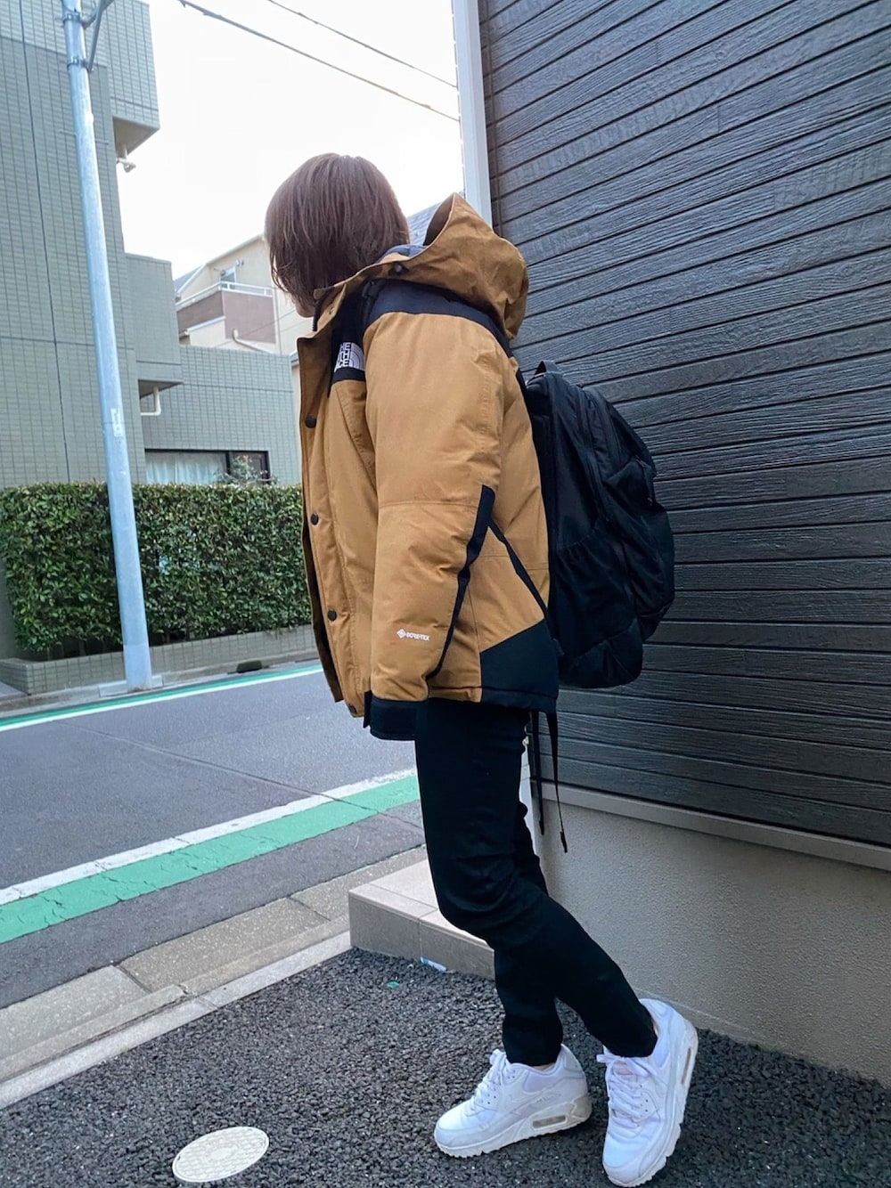 「ノースフェイス、ダウンジャケット、ベージュダウン、クロスキニー、マウジー、NIKE、白スニーカー、黒リュック、シンプル、カジュアル」｜「NIKEのナイキ エア マックス 90 エッセンシャル メンズシューズ（スニーカー、ホワイト系）」を使った、y☺︎uさん（レディース・157cm）の冬コーディネートの1枚目の写真