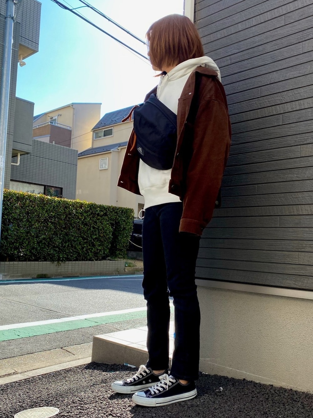 「ユニクロ、ユニクロコーデ、パーカー、プチプラ、プチプラコーデ、オールスター、デニム、黒デニム、ブラウン、UNIQLO」｜「CONVERSEのconverse（コンバース） ALL STAR OX（オールスターOX）（スニーカー、ブラック系）」を使った、y☺︎uさん（レディース・157cm）の冬コーディネートの1枚目の写真