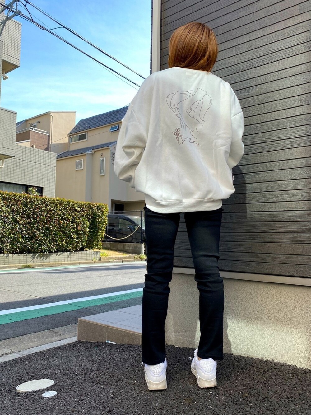 「休日スタイル、ゆるコーデ、カジュアル、シンプル、白スウェット、Chillfar、黒スキニー、ユニクロ、プチプラ、エアマックス」｜「UNIQLOのウルトラストレッチスキニーフィットジーンズ（デニムパンツ、ブラック系）」を使った、y☺︎uさん（レディース・157cm）の冬コーディネートの1枚目の写真