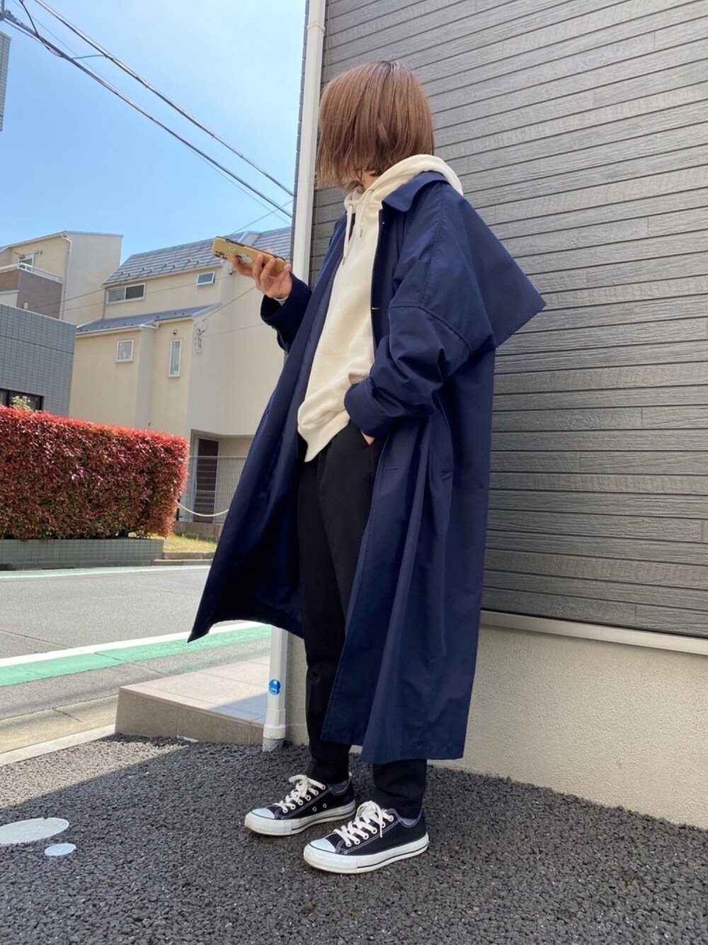 「シンプルコーデ、カジュアルコーデ、オトナカジュアル、春コーデ、トレンチコート、moussy、コンバース オールスター、パーカー　ベージュ、ユニクロ、休日スタイル」｜「MOUSSYのアイテム（トレンチコート、ブルー系）」を使った、y☺︎uさん（レディース・157cm）の春コーディネートの1枚目の写真