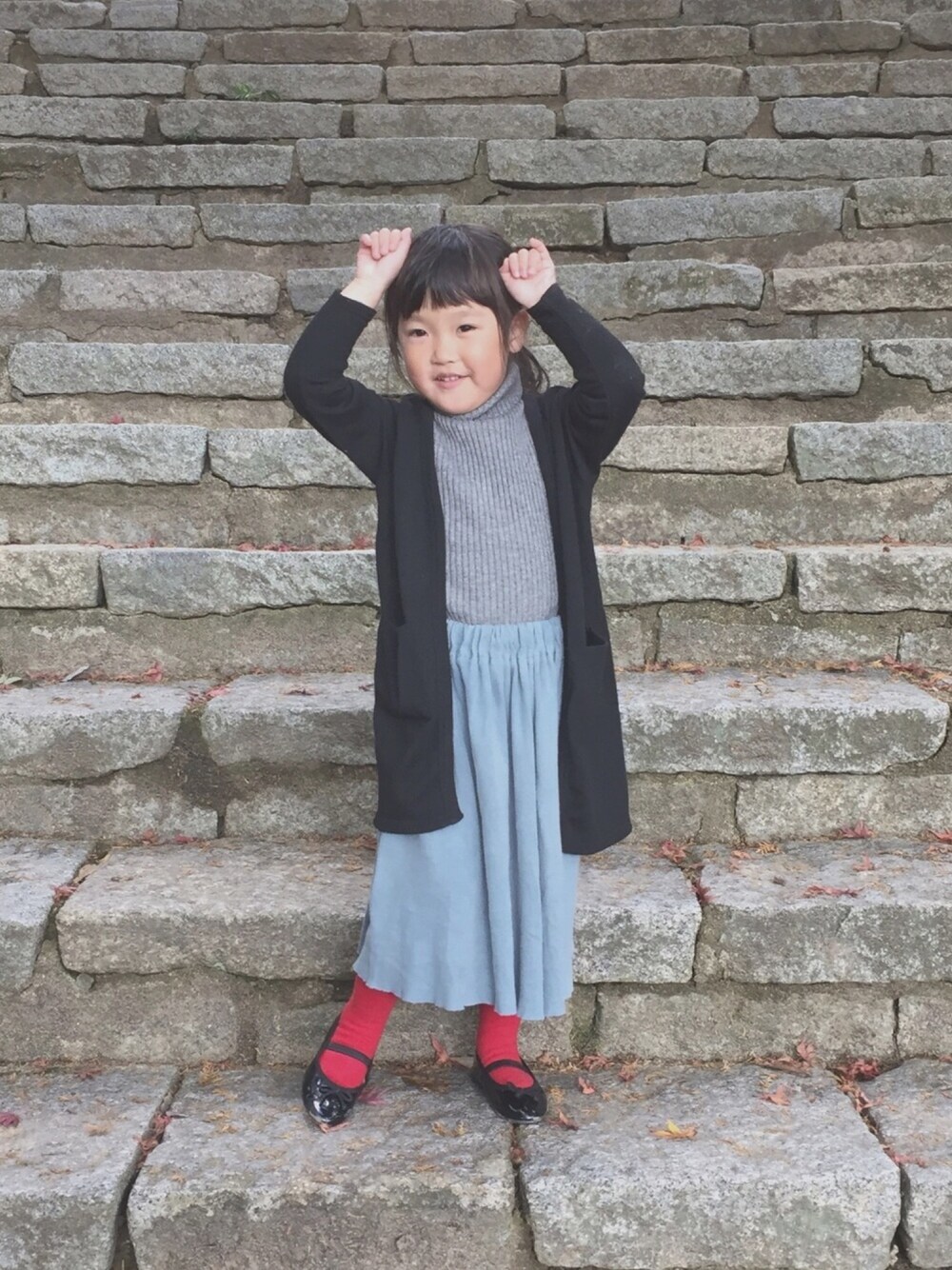 「キッズファッション、4歳、パンプス、ロンクカーディガン、ニット」｜「Birthdayのアイテム（カーディガン/ボレロ、ブラック系）」を使った、_nagi_さん（キッズ・90cm）の秋コーディネートの1枚目の写真