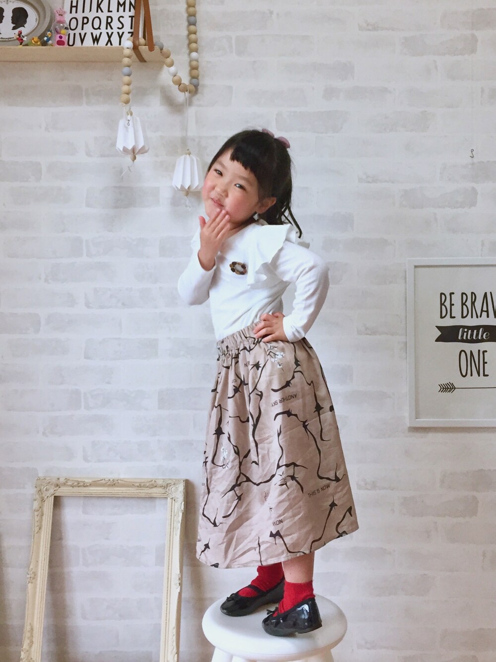 「女の子コーデ、wolf&rita、enchante petit、ロングスカート、ブローチ、赤い靴下、バレーシューズ」｜「enchante petitのアイテム（シャツ/ブラウス、ホワイト系）」を使った、_nagi_さん（キッズ・100cm）の春コーディネートの1枚目の写真