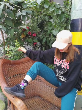 「adidas（アディダス）のアイテム（スニーカー、ブラック系）」を使った、flory-dxhさん（レディース）の冬コーディネート