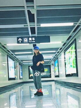 「ZARA（ザラ）のアイテム（Tシャツ/カットソー、ブラック系）」を使った、flory-dxhさん（レディース）の冬コーディネート