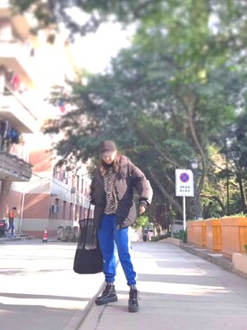 「yiwenbaiのアイテム（パンツ、ブルー系）」を使った、flory-dxhさん（レディース）の冬コーディネート