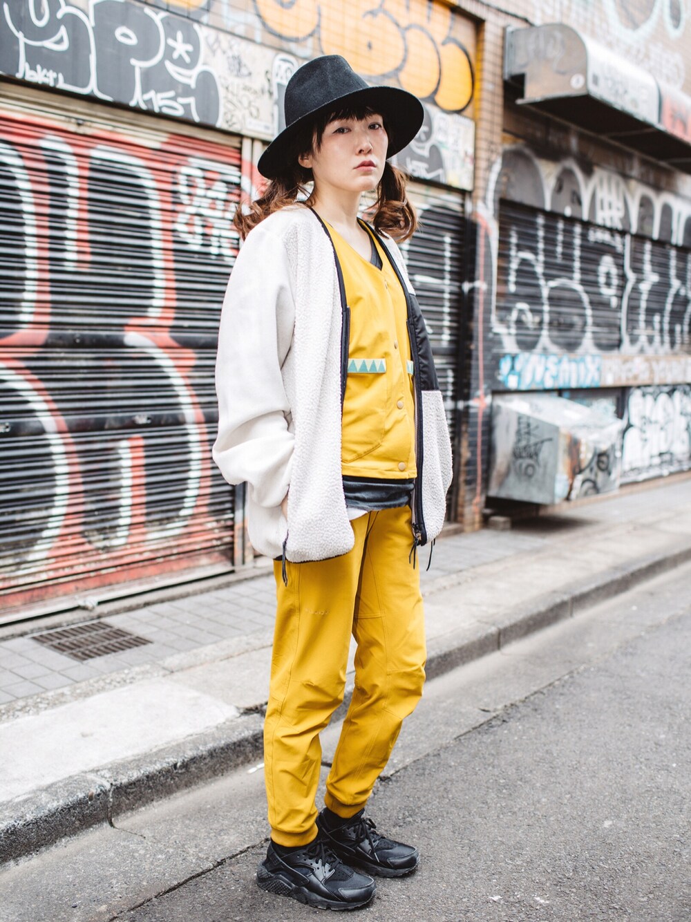 「Columbia、セットアップ、Nine Tailor、ganryu、NIKE、エアハラチ、ジョガーパンツ、春色、春コーデ、ベスト」｜「Columbiaのアイテム（ベスト、イエロー系）」を使った、ちばゆきさん（レディース・157cm）の春コーディネートの1枚目の写真