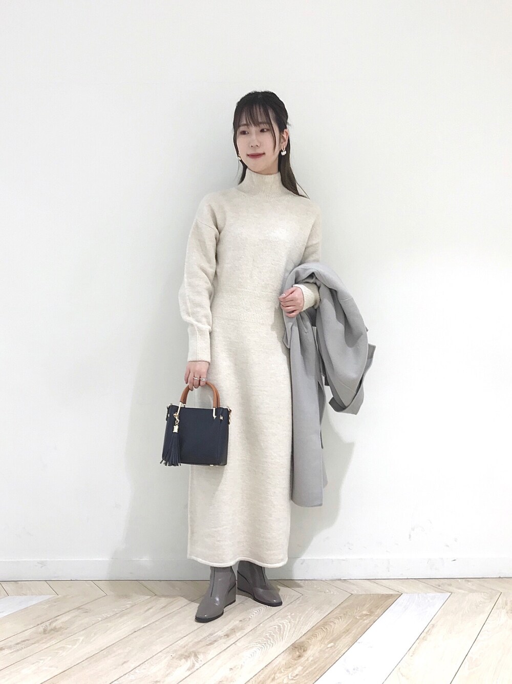 「アーバンリサーチ、ショートブーツ、ニットワンピース、キレイめ、SENSEOFPLACE、大人女子、ミニバッグ、パールアクセ、URBAN RESEARCH、センスオブプレイス」｜「SENSE OF PLACE by URBAN RESEARCHのストレッチアルパカニットワンピース（ワンピース、ホワイト系）」を使った、wakaさん（レディース・162cm）の秋コーディネートの1枚目の写真