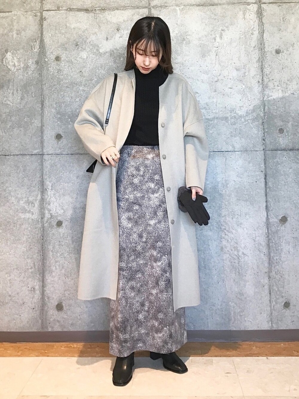「アーバンリサーチ、URBAN RESEARCH、センスオブプレイス、SENSEOFPLACE、キレイめ、ノーカラーコート、ロングコート、ハイネック、プチプラ」｜「SENSE OF PLACE by URBAN RESEARCHのストーンプリントスカート（スカート、ブラック系）」を使った、wakaさん（レディース・162cm）の冬コーディネートの1枚目の写真