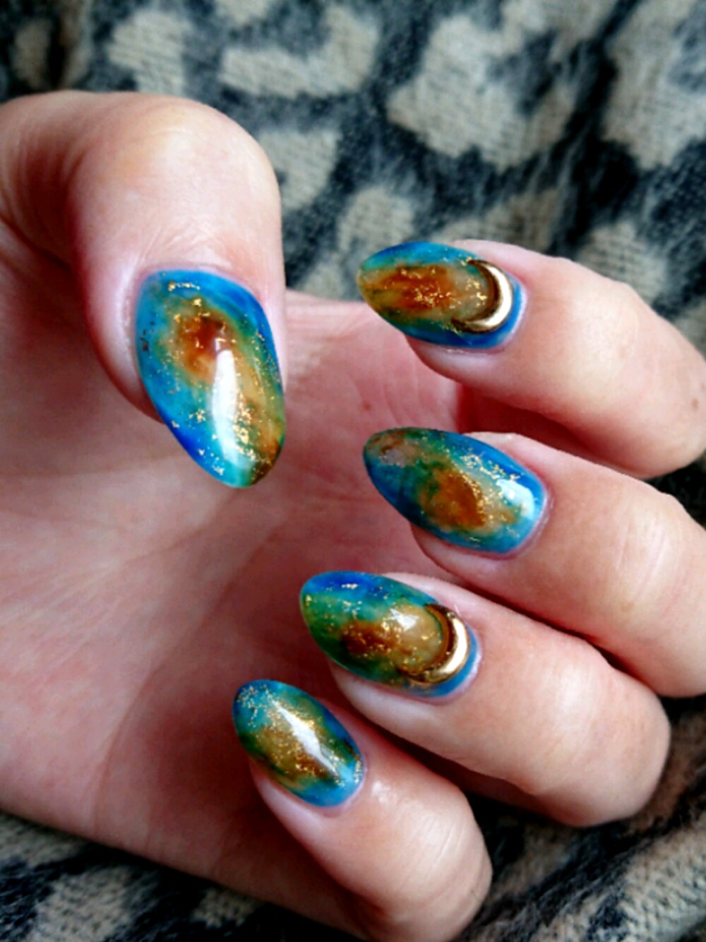 ブルー系のハンドケア/ハンドクリームを着用したレディースの冬コーディネートの1枚目の写真