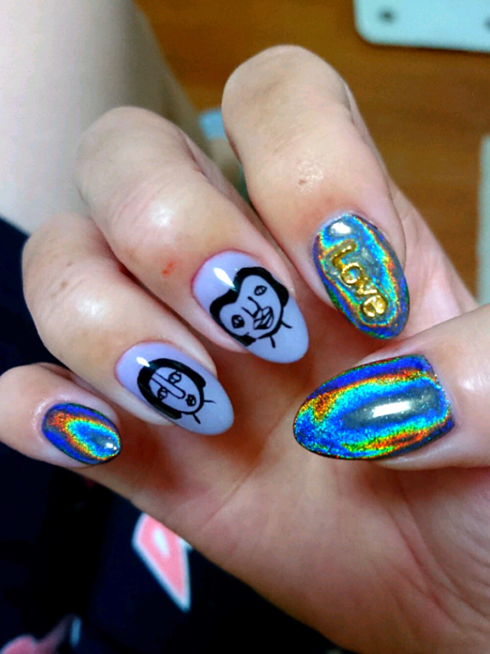 パープル系のハンドケア/ハンドクリームを着用したレディースの春コーディネートの1枚目の写真