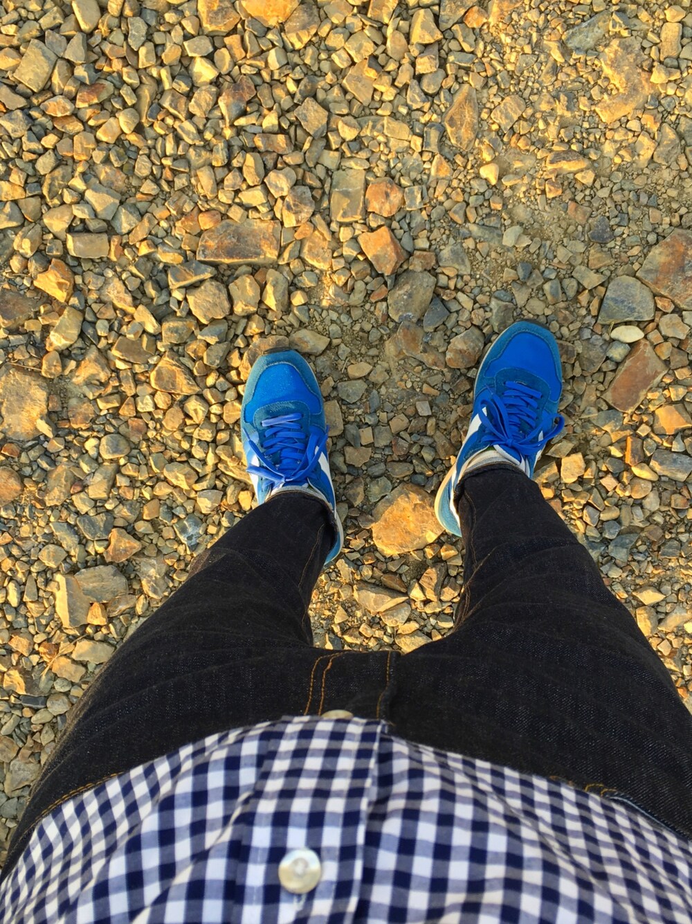 ブルー系のスニーカー、ブルー系のデニムパンツを着用したメンズの冬コーディネートの1枚目の写真