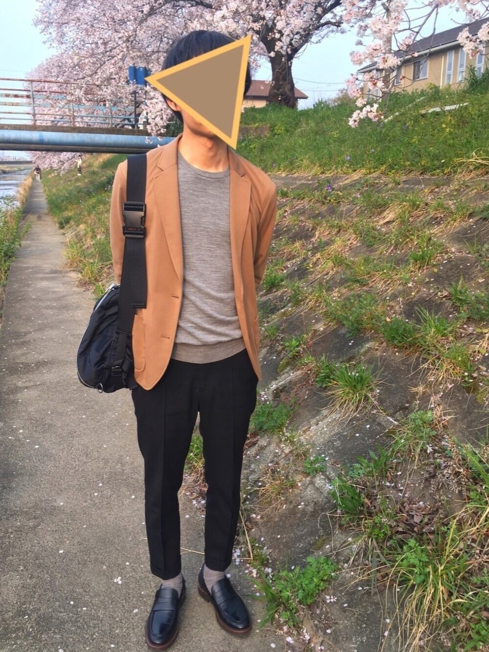 ベージュ系のテーラードジャケット、グレー系のニット/セーター、ブルー系のその他パンツを着用したメンズの春コーディネートの1枚目の写真