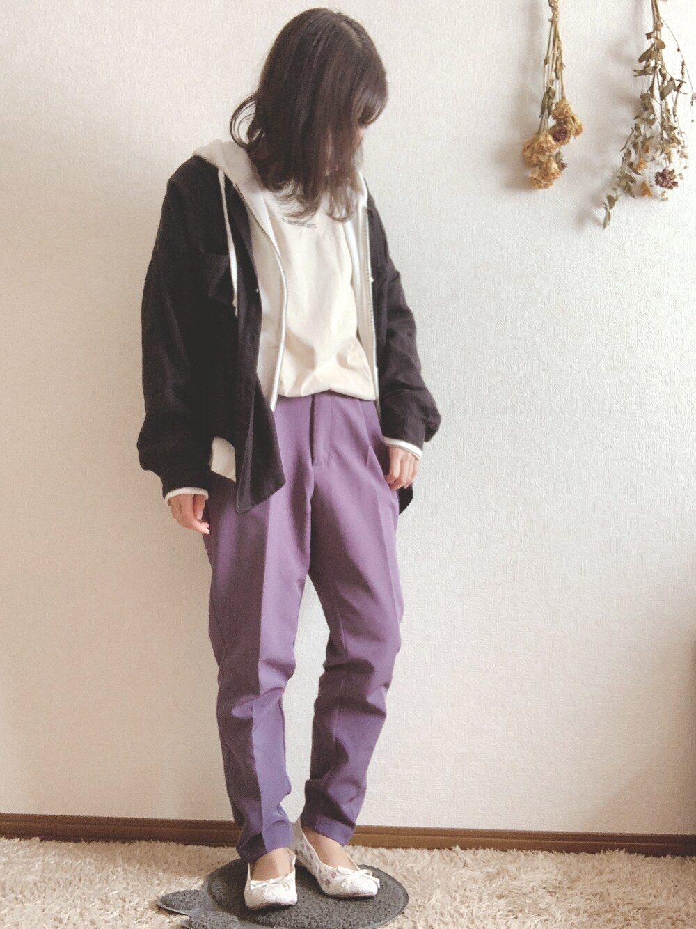 ブラック系のシャツ/ブラウス、ブルー系のパンツ、ホワイト系のパンプスを着用したレディースの春コーディネートの1枚目の写真