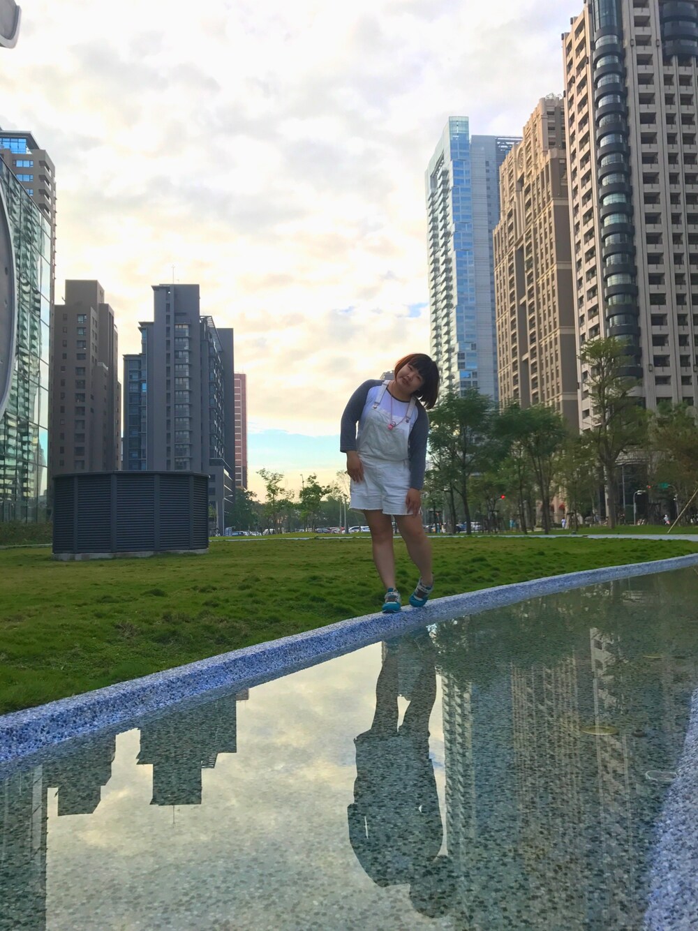 「台中歌劇院」｜「OLD NAVYのアイテム（サロペット/オーバーオール、ホワイト系）」を使った、Majyさん（レディース・159cm）の冬コーディネートの1枚目の写真