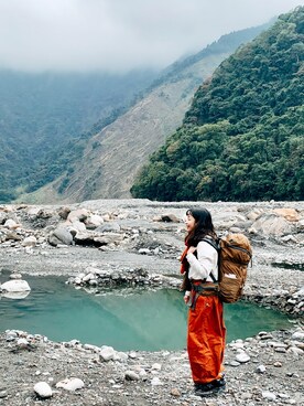 「アイテム（チノパンツ、オレンジ系）」を使った、洪嘉林さん（レディース・155cm）の冬コーディネート