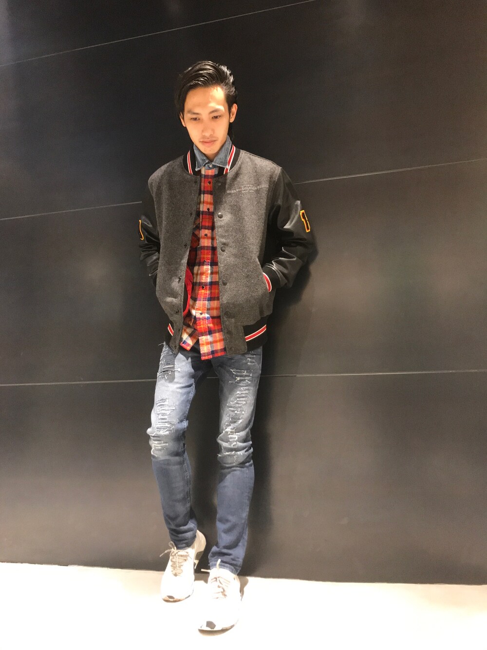 「DIESELの00SDAK0GAQQ（スタジャン、グレー系）」を使った、kobayanさん（メンズ・165cm）の秋コーディネートの1枚目の写真
