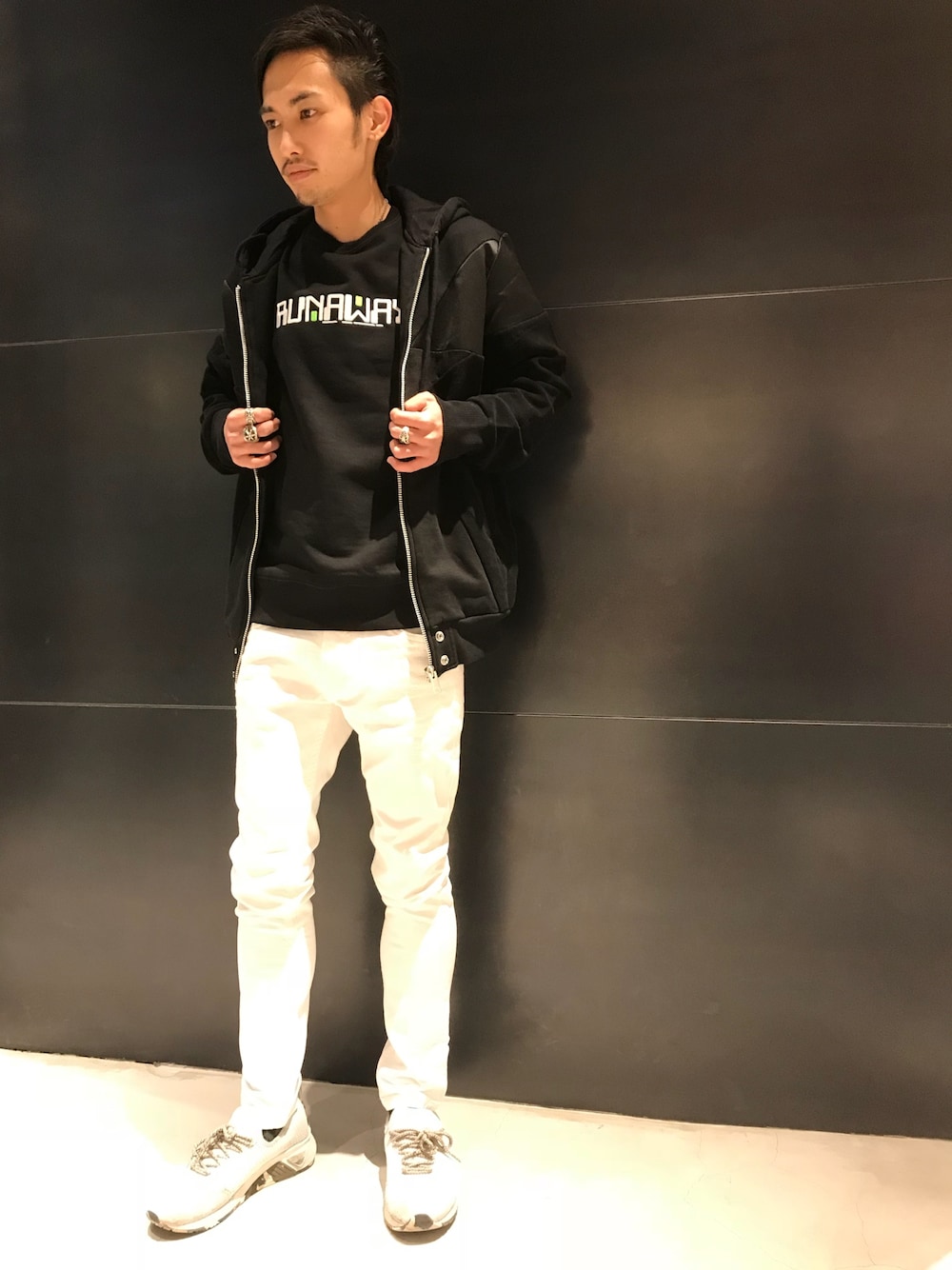 「DIESELの00S8FV0WAQD（パーカー、ブラック系）」を使った、kobayanさん（メンズ・165cm）の冬コーディネートの1枚目の写真