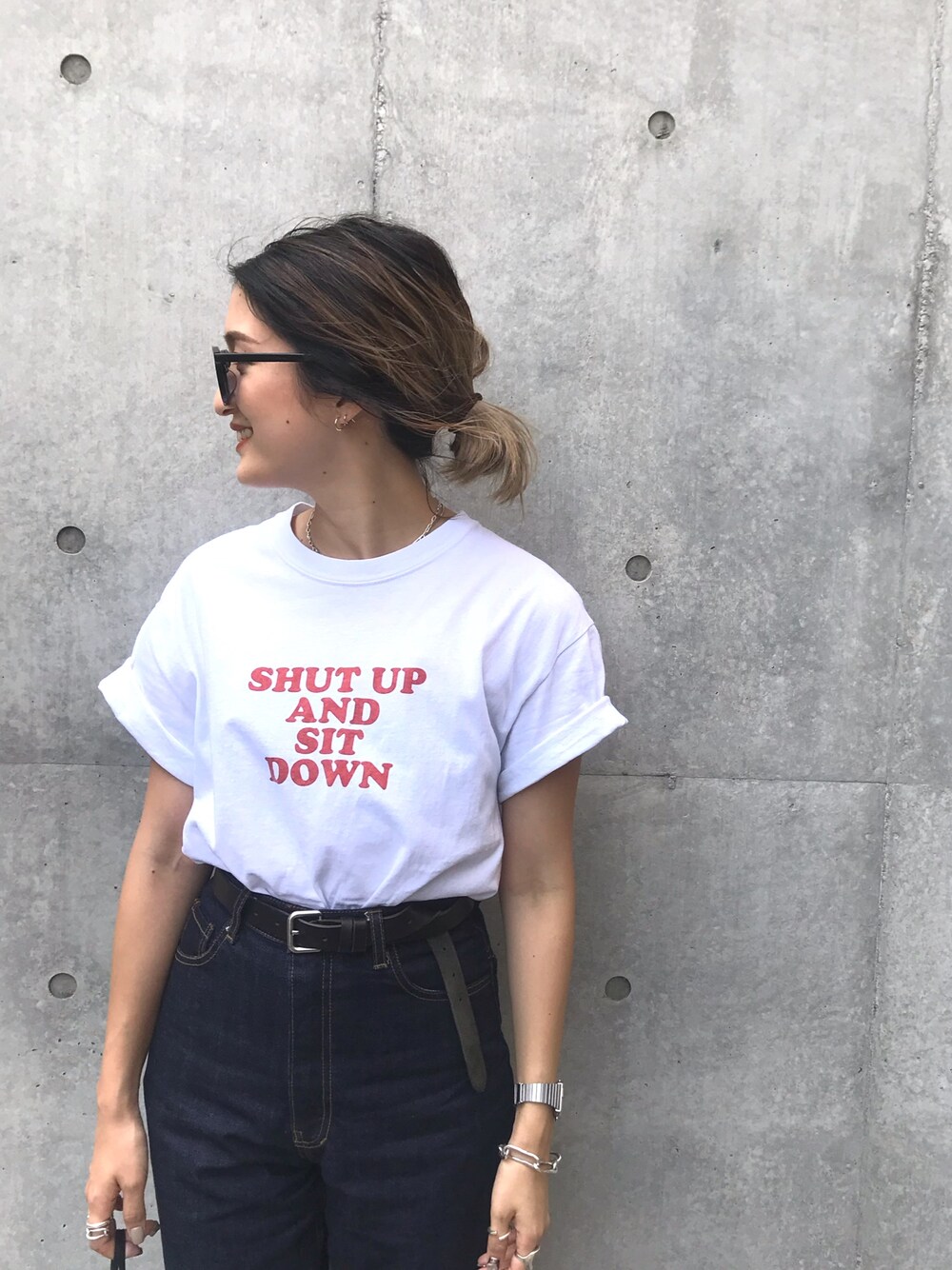 ホワイト系のTシャツ/カットソー、ブルー系のデニムパンツを着用したレディースの夏コーディネートの1枚目の写真