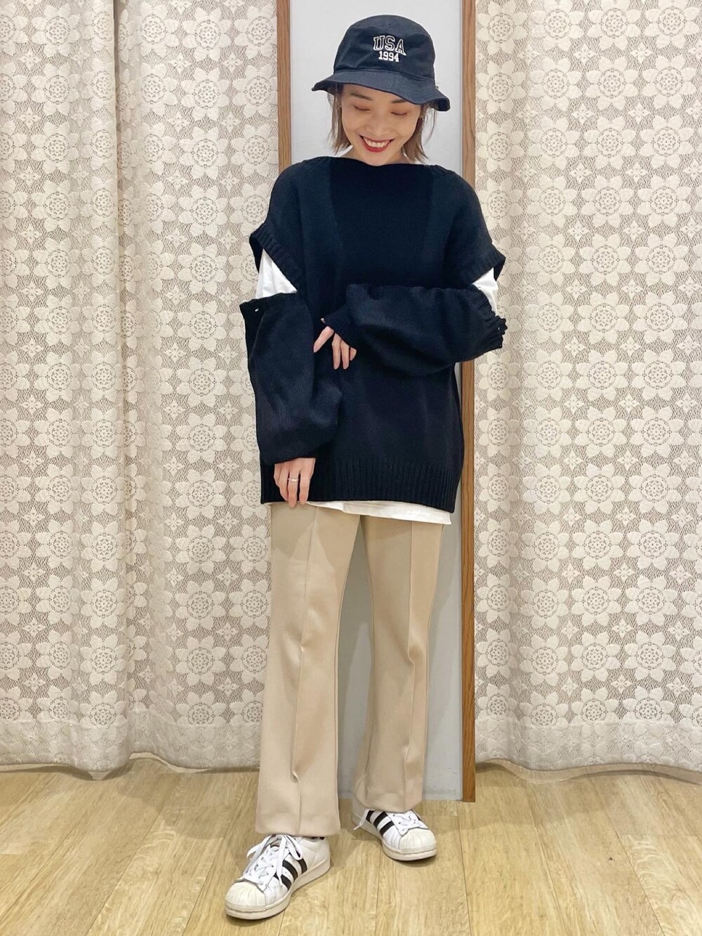 ブラック系のニット/セーター、ベージュ系のその他パンツを着用したレディースの冬コーディネートの1枚目の写真