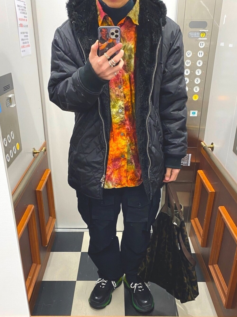 「オーバーサイズ、軍パン、ストリート、triples、NEEDLES、ENGINEERED GARMENTS、aie、BALENCIAGA、アーノルドシュワルツェネッガー」｜「AiEの＜AiE＞ PAINTER SHT BATIC/シャツ □□（シャツ/ブラウス、オレンジ系）」を使った、　　 ﾀ  ｶ  ﾌ  ﾐ       さん（メンズ・175cm）の冬コーディネートの1枚目の写真