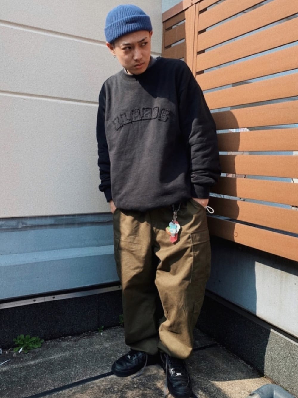 「xlxgrinku、りんくうプレミアムアウトレット、XLARGE、XLARGE®、エクストララージ、大人カジュアル、ストリート、ストリートMIX、ストリートコーデ、スケータースタイル」｜「XLARGEのARCH LOGO CREWNECK SWEAT（スウェット、ブラック系）」を使った、奥野 泰司さん（メンズ・166cm）の春コーディネートの1枚目の写真