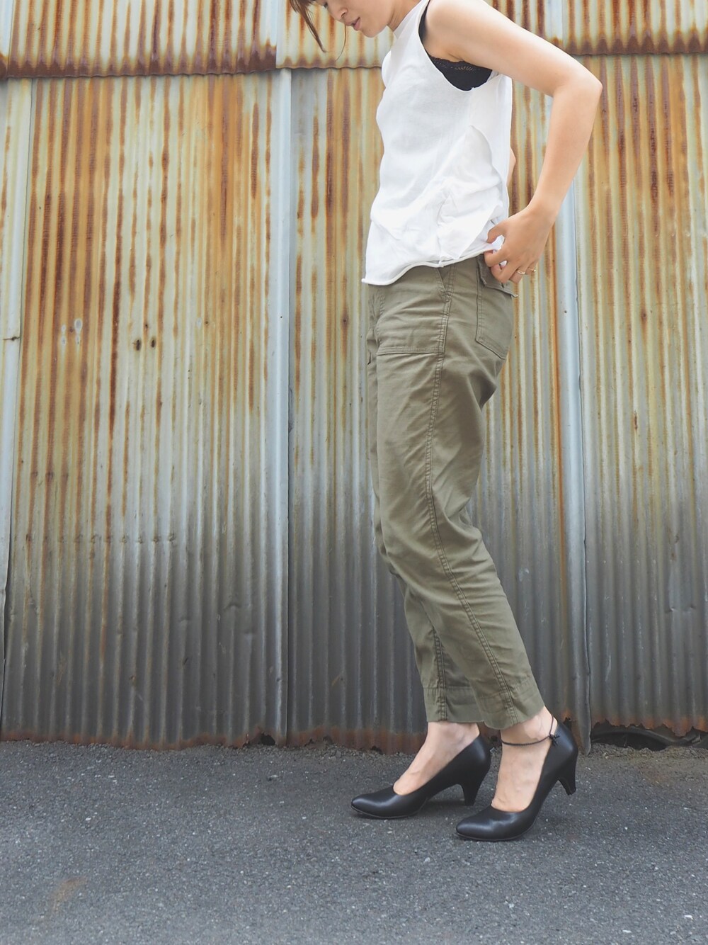 「シンプルコーデ、パンツスタイル、ラフ、白Tシャツ、ootd、ママコーデ、シンプル、パンプス」｜「TODAYFULのアイテム（Tシャツ/カットソー、ホワイト系）」を使った、nakajimaさん（レディース・171cm）の夏コーディネートの1枚目の写真