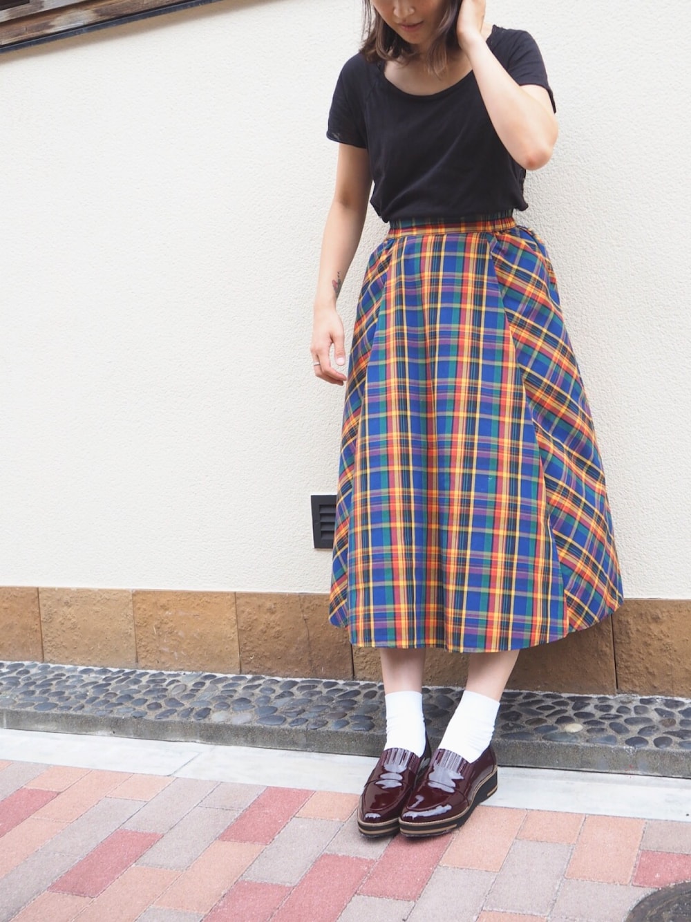 「秋服準備はじめました、秋のコーデ、オトナ女子、休日スタイル、秋服、秋靴、ママコーデ、チェック、お洒落さんとつながりたい、大人かわいい」｜「earth music&ecologyのアイテム（スカート、イエロー系）」を使った、nakajimaさん（レディース・171cm）の秋コーディネートの1枚目の写真