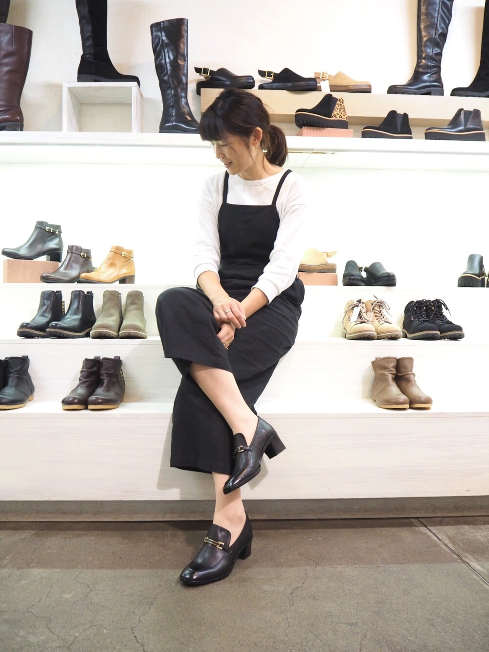 「大人カジュアル、パンツスタイル、秋服、リラックススタイル、ワッフル、ママコーデ、スッキリ」｜「BEAUTY&YOUTH UNITED ARROWSのアイテム（ピアス（両耳用）、ゴールド系）」を使った、nakajimaさん（レディース・171cm）の秋コーディネートの1枚目の写真
