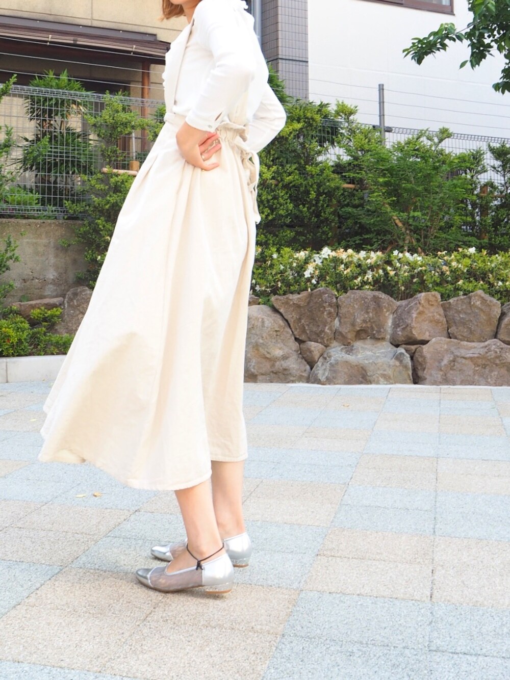 「カジュアルコーデ、オトナ女子、ラクチンコーデ、summer、白、大人カジュアル、ootd、outfit、ママコーデ、チュールパンプス」｜「cava cavaの<cava cava（サヴァサヴァ）>チュールパンプス（パンプス、シルバー系）」を使った、nakajimaさん（レディース・171cm）の春コーディネートの1枚目の写真